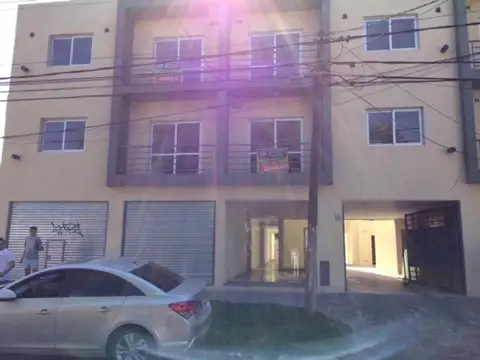 DEPATRTAMENTO EN PLANTA BAJA DE 2 AMBIENTES CON E/AUTO