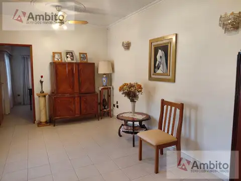 Casa 8 ambientes con 2 baños