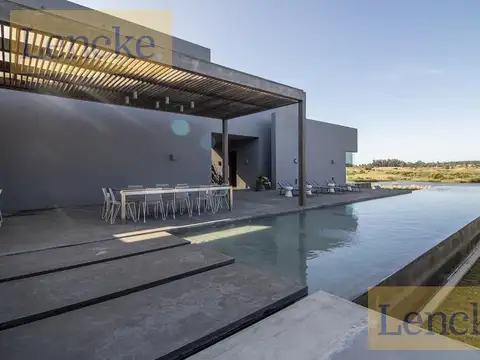Casa 6 ambientes con 5 baños