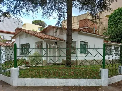 IMPORTANTE CHALET TRES AMBIENTES - TODOS LOS SERVICIOS CONECTADOS