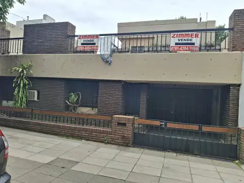 Casa en venta en Colegiales a mts de av lacroze , hermoso terreno para reciclar o para construir. se toman deptos  en parte de pago.