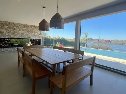 Casa 6 ambientes con 2 baños