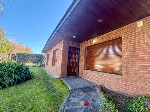 Casa 4 ambientes con 2 baños
