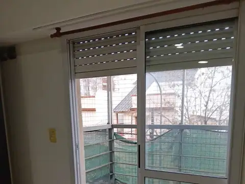 1 AMBIENTE CON BALCON AL FRENTE