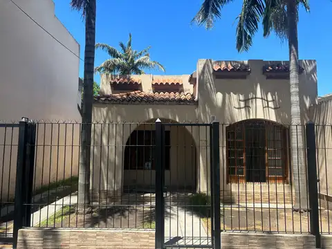 Casa en Alquiler para USO PROFESIONAL de 3 Ambientes con entrada para auto y patio reciclada en Quilmes 