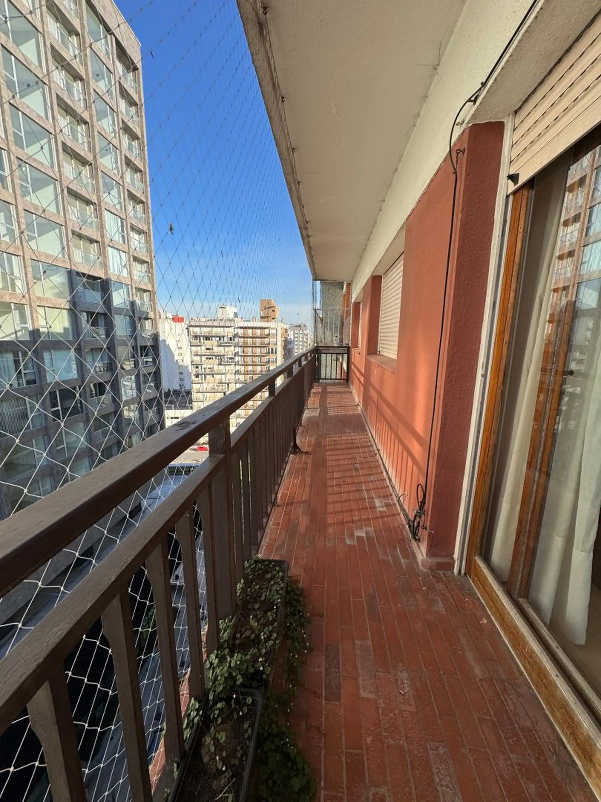 Piso de 4 ambientes con balcón corrido, vista al mar y escritorio en Loma de Santa Cecilia