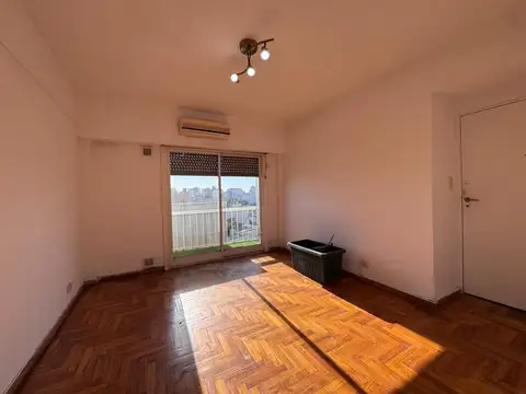 3 AMBIENTES CON COCINA SEPARADA Y BALCÓN AL FRENTE.