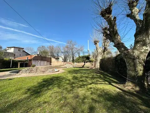 Casa en Venta con 3 cocheras