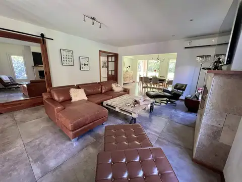 Casa 9 ambientes con 5 baños