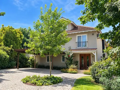 CASA EN VENTA EN AYRES DE PILAR totalmente renovada en lote de 1064.95 m²
