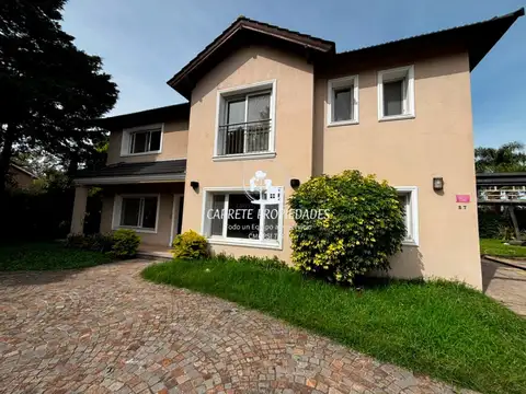 Casa en venta de 7 ambientes y pileta. Mapuche