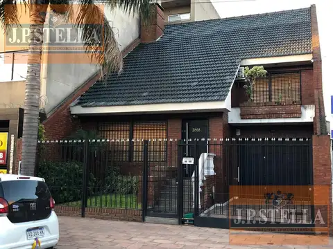 EXCELENTE CHALET 4 Amb c/ Cochera Varios Autos y Pileta de Natacion - S.Justo (Ctro)