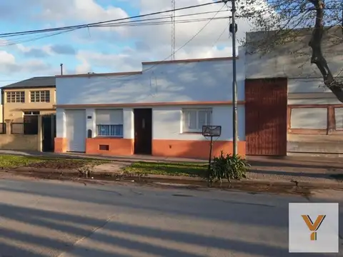 Casa y terreno en venta - 3 dormitorios 2 baños - 800 mts2 - Comandante Nicanor Otamendi