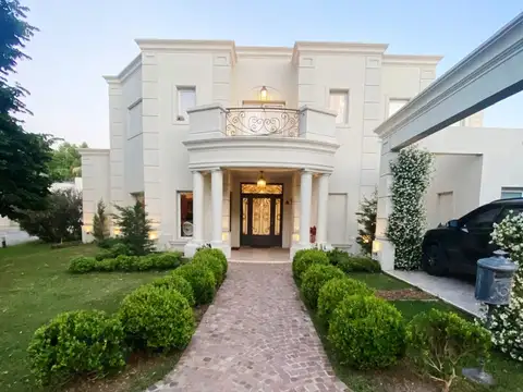 Casa en Venta con 2 cocheras