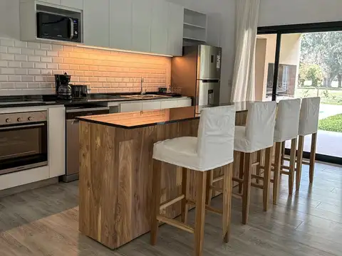 Casa 5 ambientes con 4 baños