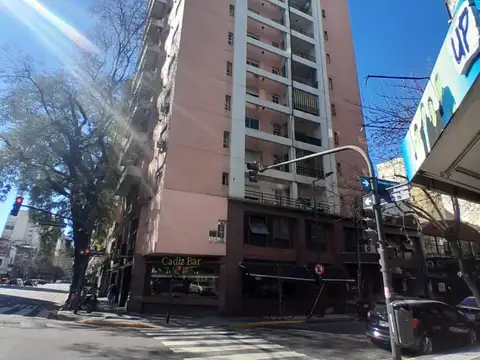 Regio departamento de dos ambientes con cochera exclusiva muy luminoso y aireado.