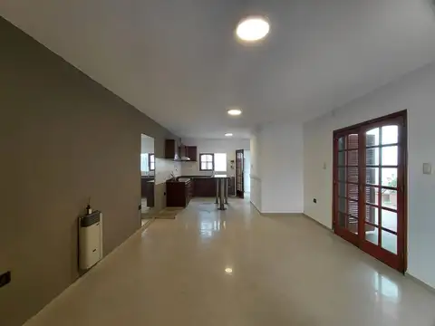 Casa 8 ambientes con 2 baños