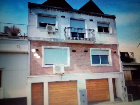 Triplex 4 ambientes garaje 2 autos fondo jardin excelente 