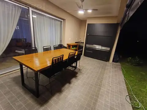 Casa 5 ambientes con 3 baños