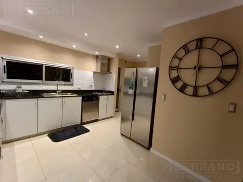 Casa en Alquiler con 3 cocheras