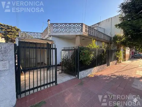 Casa de cinco ambientes en venta, en Moron
