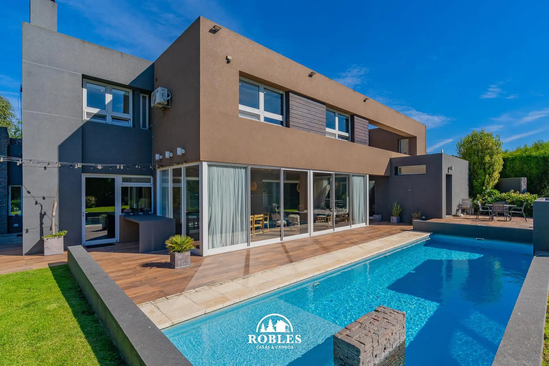 Casa estilo minimalista en el excelente barrio privado Rumenco