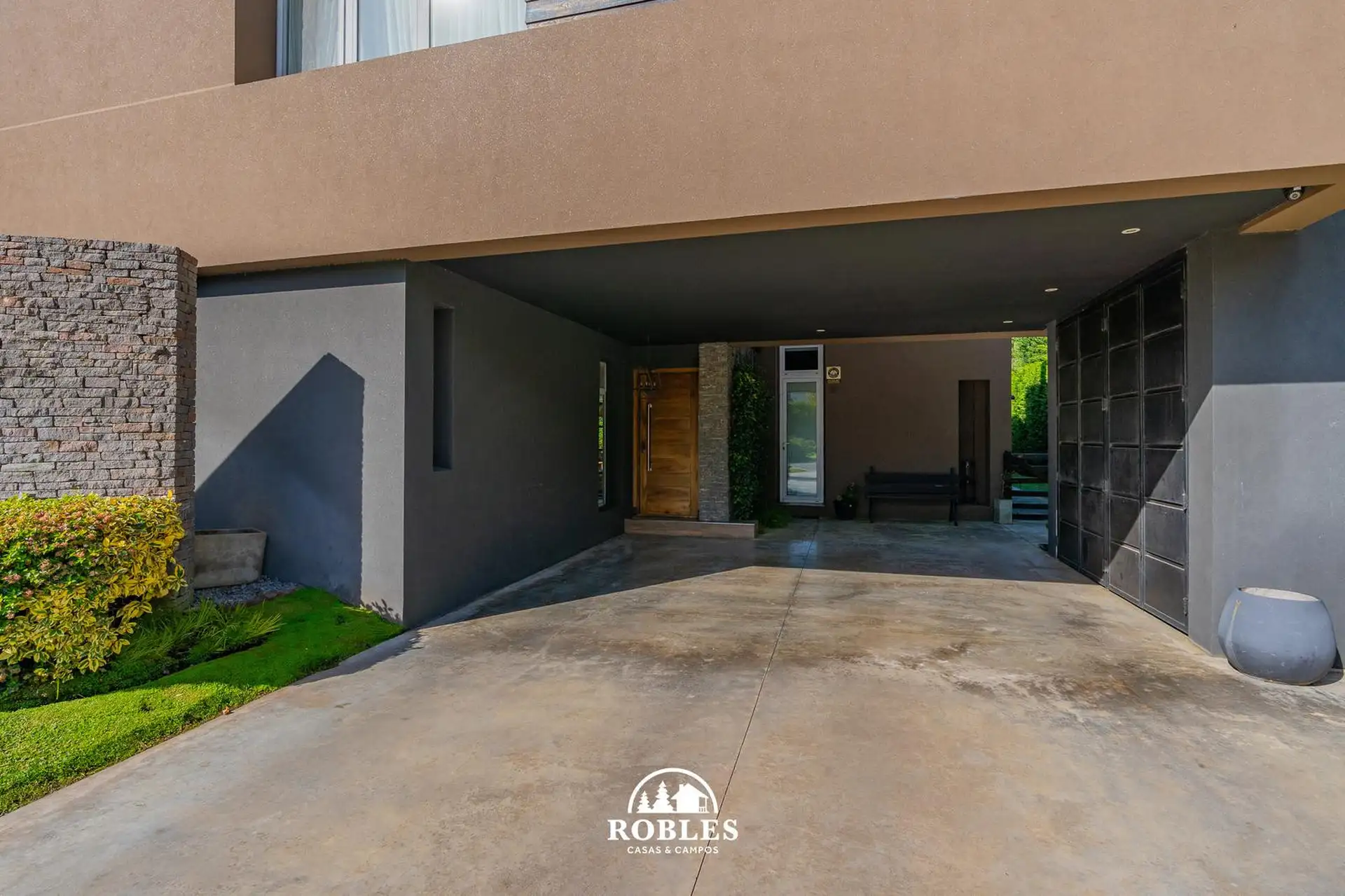 Casa estilo minimalista en el excelente barrio privado Rumenco