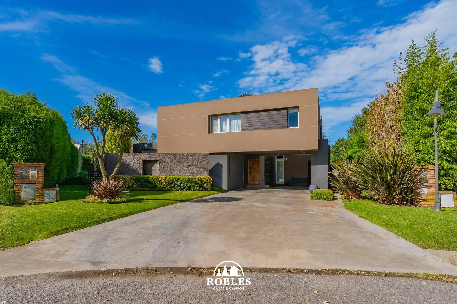 Casa estilo minimalista en el excelente barrio privado Rumenco