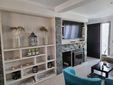 HERMOSA CASA EN VENTA EN SAN ANTONIO DE ARREDONDO, CON PILETA, QUINCHO, 4 DORMITORIOS, 3 BAÑOS.