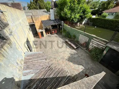 Venta de casa 5 ambientes con patio, terraza y cochera en Monte Grande. APTO CREDITO.