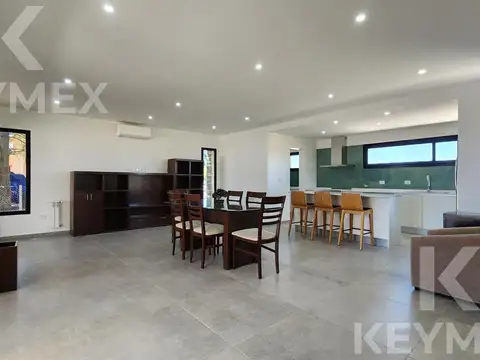 Casa en Alquiler con 2 cocheras