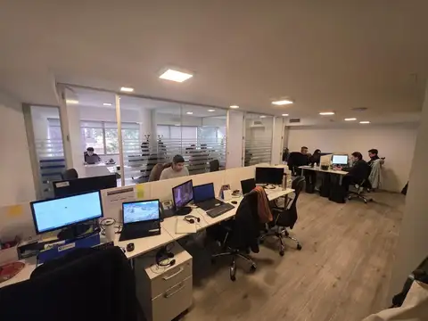 Oficina 8 ambientes con 2 baños