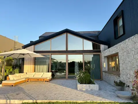 Casa en alquiler temporario con salida al río.