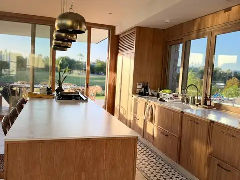 Casa 7 ambientes con 4 baños