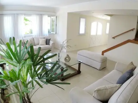 Casa en Alquiler con 2 cocheras