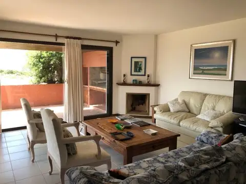 Departamento  en Venta 3 suites y dependencia frente al mar en Manantiales, Punta del Este
