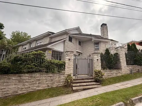 Casa en alquiler 24 meses en Gascon 1000 de seis ambientes con parque