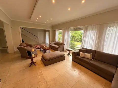 Casa en alquiler 24 meses en Gascon 1000 de seis ambientes con parque