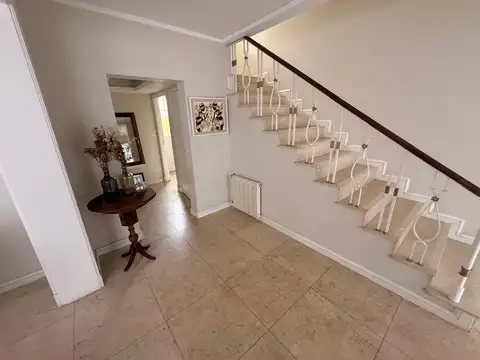 Casa 6 ambientes con 5 baños