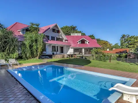 Alquiler Anual Casa de 10 ambientes en Playa Mansa