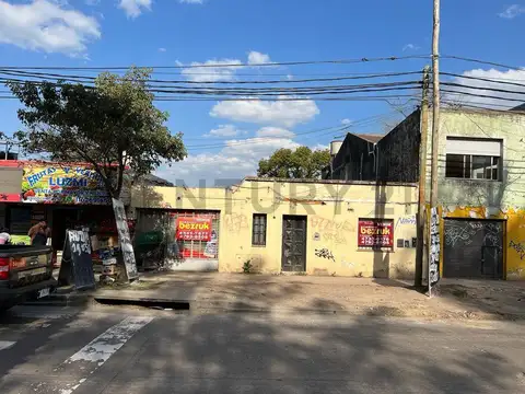 Av Benavidez 1700, Piso 0