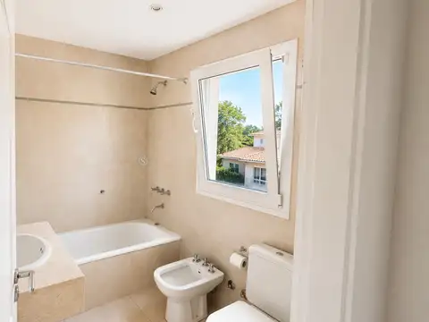 Casa en Alquiler con 1 cochera
