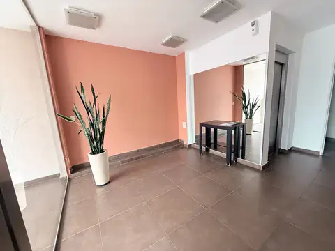 MONOAMBIENTE AMPLIO - CONTRAFRENTE   CON BALCON