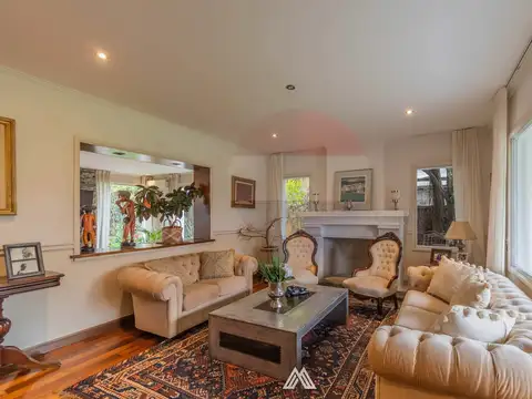 Casa 8 ambientes con 3 baños