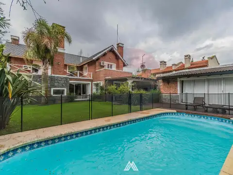 Venta casa jardines de carrasco 3 suites piscina