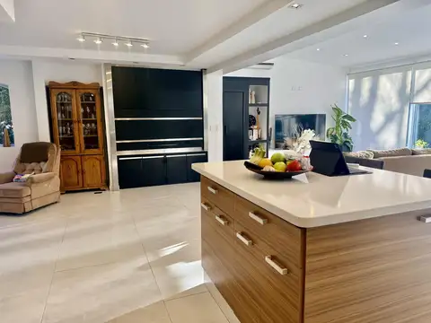Casa en Venta con 4 cocheras