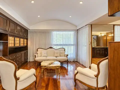 CASA EN VENTA QUILMES CENTRO CON PILETA Y  PARQUE