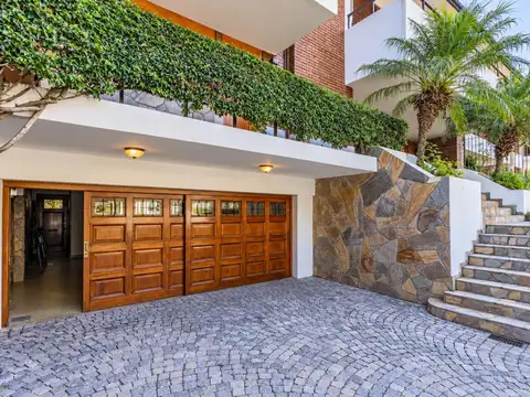 Casa en Venta con 4 cocheras