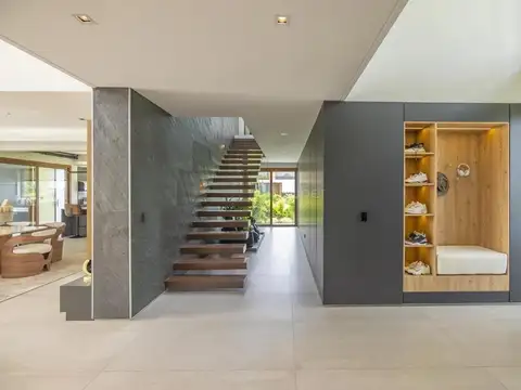 Casa 6 ambientes con 5 baños