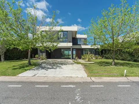 Venta Casa 5 ambientes en Puertos del lago Barrio Acacias.